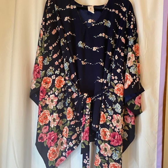 LIKE NEW Plus size Kimono Blouse - Picture 2 of 3